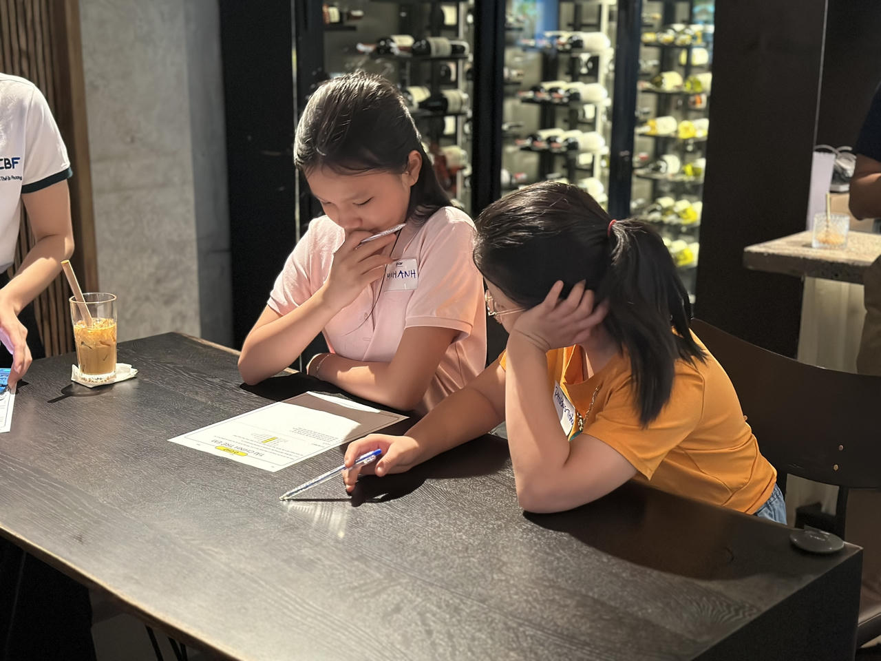 Các bạn nhỏ đang thảo luận sôi nổi trước những câu hỏi về thu nhập, chi tiêu, tiết kiệm. Ảnh: VCBF