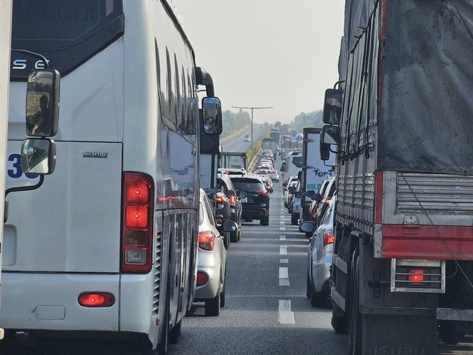 Cao tốc TP. HCM - Long Thành - Dầu Giây thường xuyên ùn tắc. Ảnh: Ngọc Hiển &nbsp;
