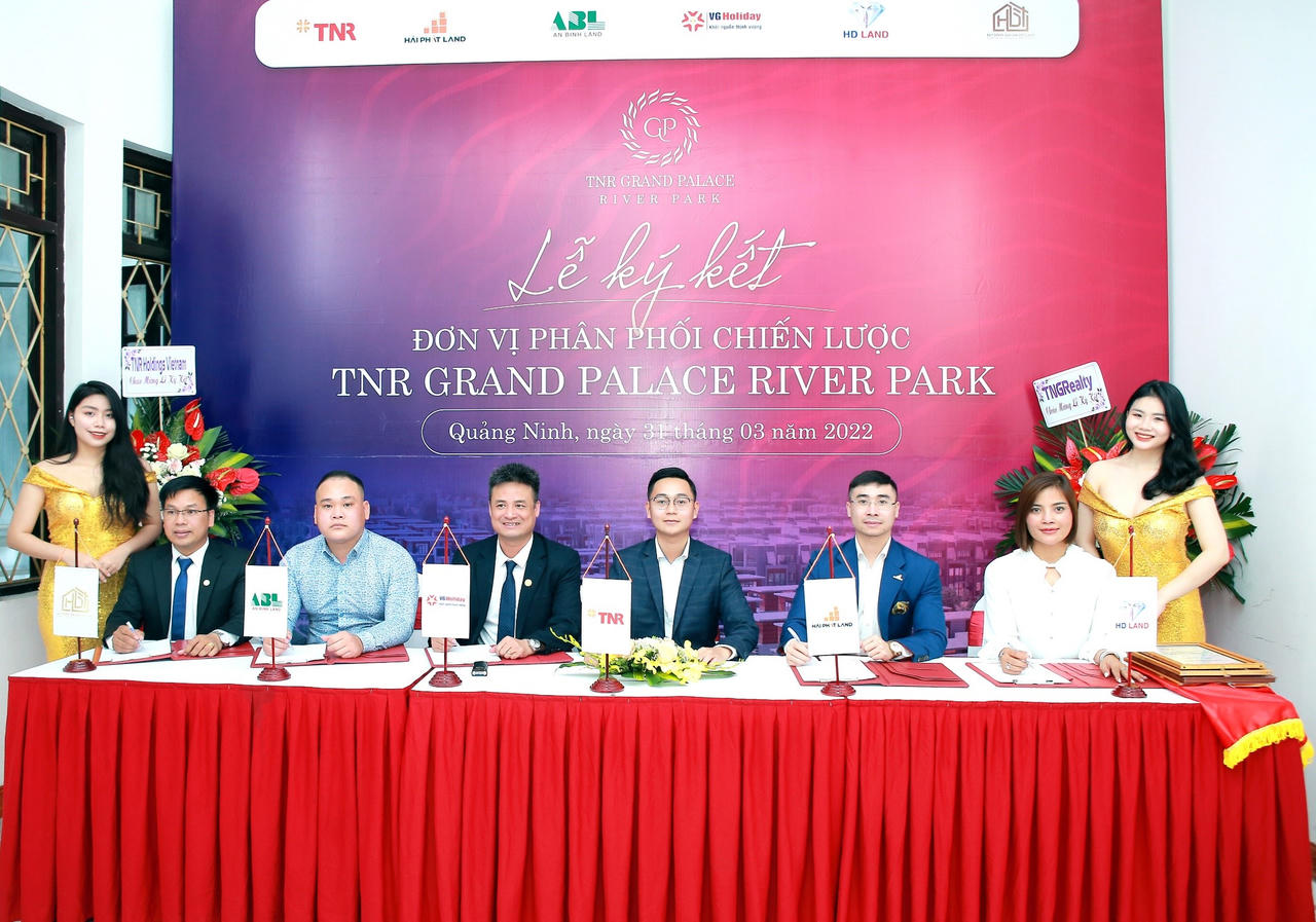 Đại diện TNR Holdings Vietnam và 5 đơn vị phân phối ký kết phân phối chiến lược các sản phẩm cuối cùng dự án TNR Grand Palace River Park &nbsp;