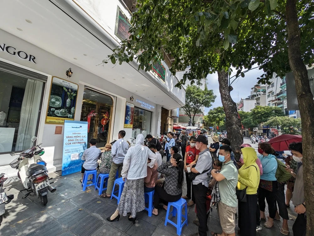 Vác bao tải tiền đến NH mua vàng: Lướt sóng vàng bình ổn giá của nhà nước?