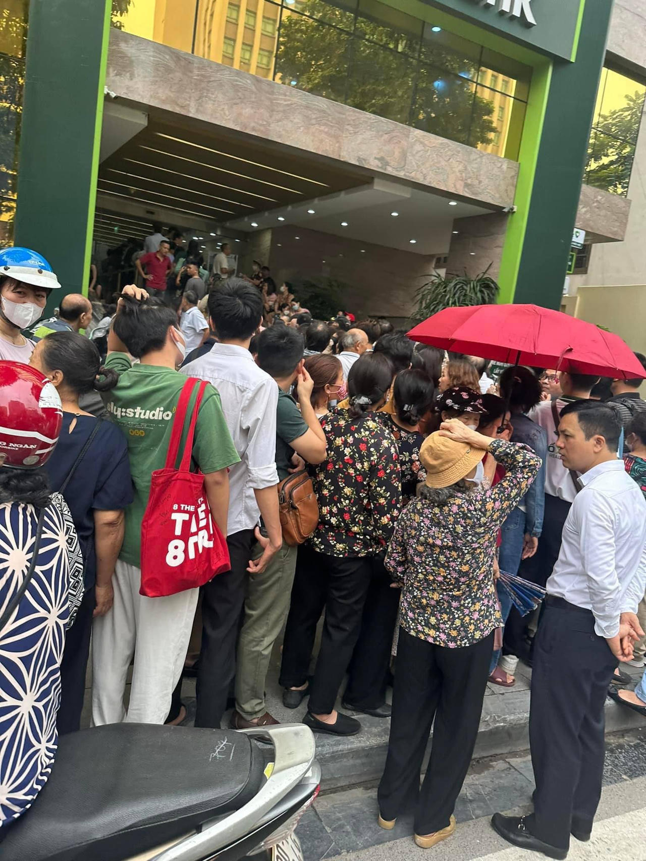 Người dân chen chúc mua vàng tại Vietcombank. &nbsp;