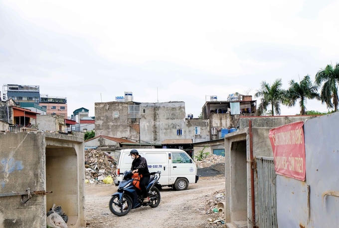 Tuyến đường nghìn tỉ chậm tiến độ, người dân khốn khổ vì ngập ngụa rác thải