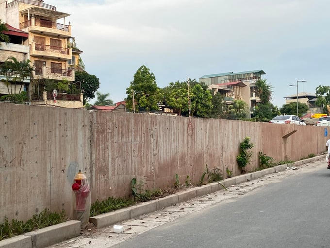 Những bức tường chắn đê bằng bê tông cốt thép, cao hơn 2m, chạy dọc suốt tuyến đường