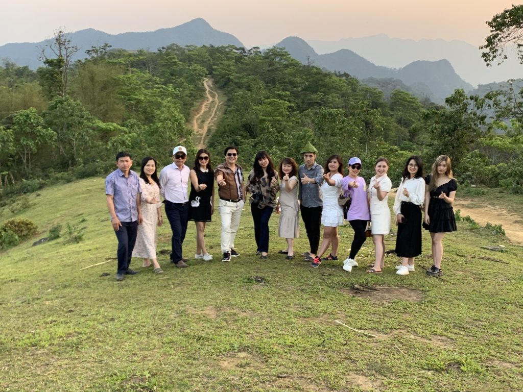 Đoàn khảo sát tại điểm ngắm cảnh xóm Chiến, xã Quyết Tiến, huyện Tân Lạc &nbsp;