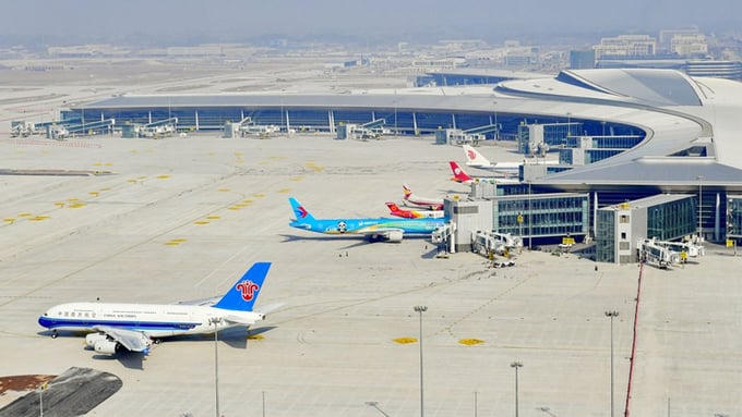 Để xây dựng siêu sân bay quốc tế này, lực lượng thi công đã cho sử dụng 9.000 tấn thuốc nổ để san phẳng hơn 370 ngọn núi