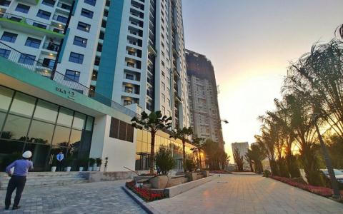 Khach&nbsp;phan&nbsp;anh&nbsp;dan tran nhua&nbsp;trong&nbsp;can ho cao cap Ecopark