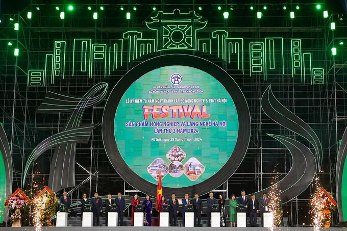 Các đại biểu thực hiện nghi thức khai mạc Festival sản phẩm nông nghiệp và làng nghề Hà Nội lần thứ 3 năm 2024 &nbsp;