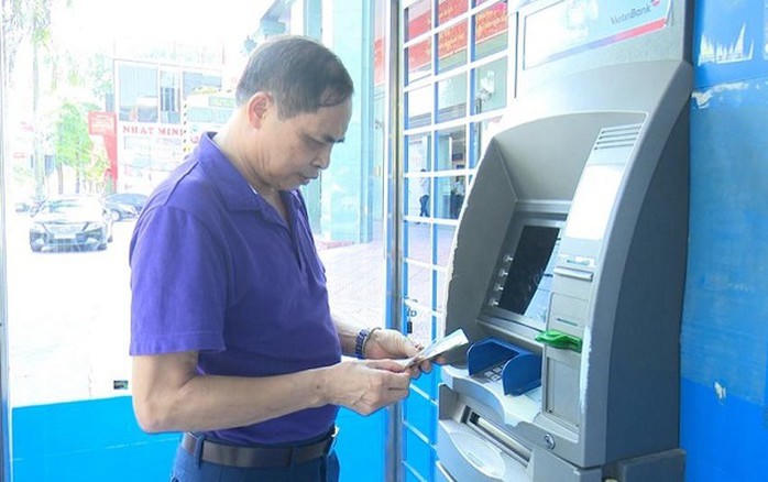Từ ngày 31/12, mở thẻ ATM hộ người khác có thể bị phạt tới 100 triệu đồng