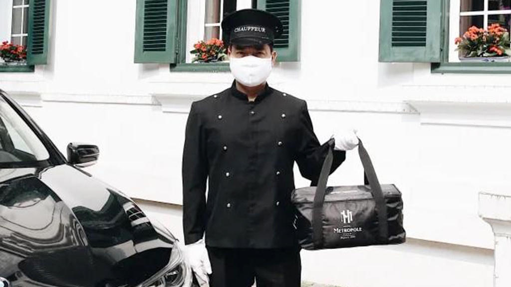 Sofitel Legend Metropole Hanoi cũng phải "nhặt tiền lẻ" với đồ ăn mang về &nbsp;