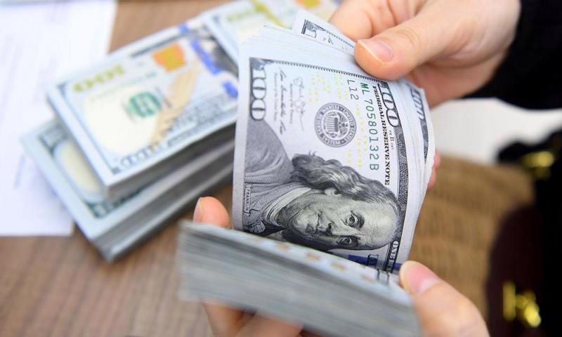 Giá USD ngân hàng giảm nhanh, 'thủng' mốc 25.000 đồng