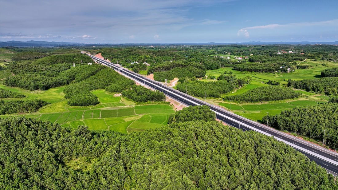 Hai bên cao tốc xanh ngắt.
