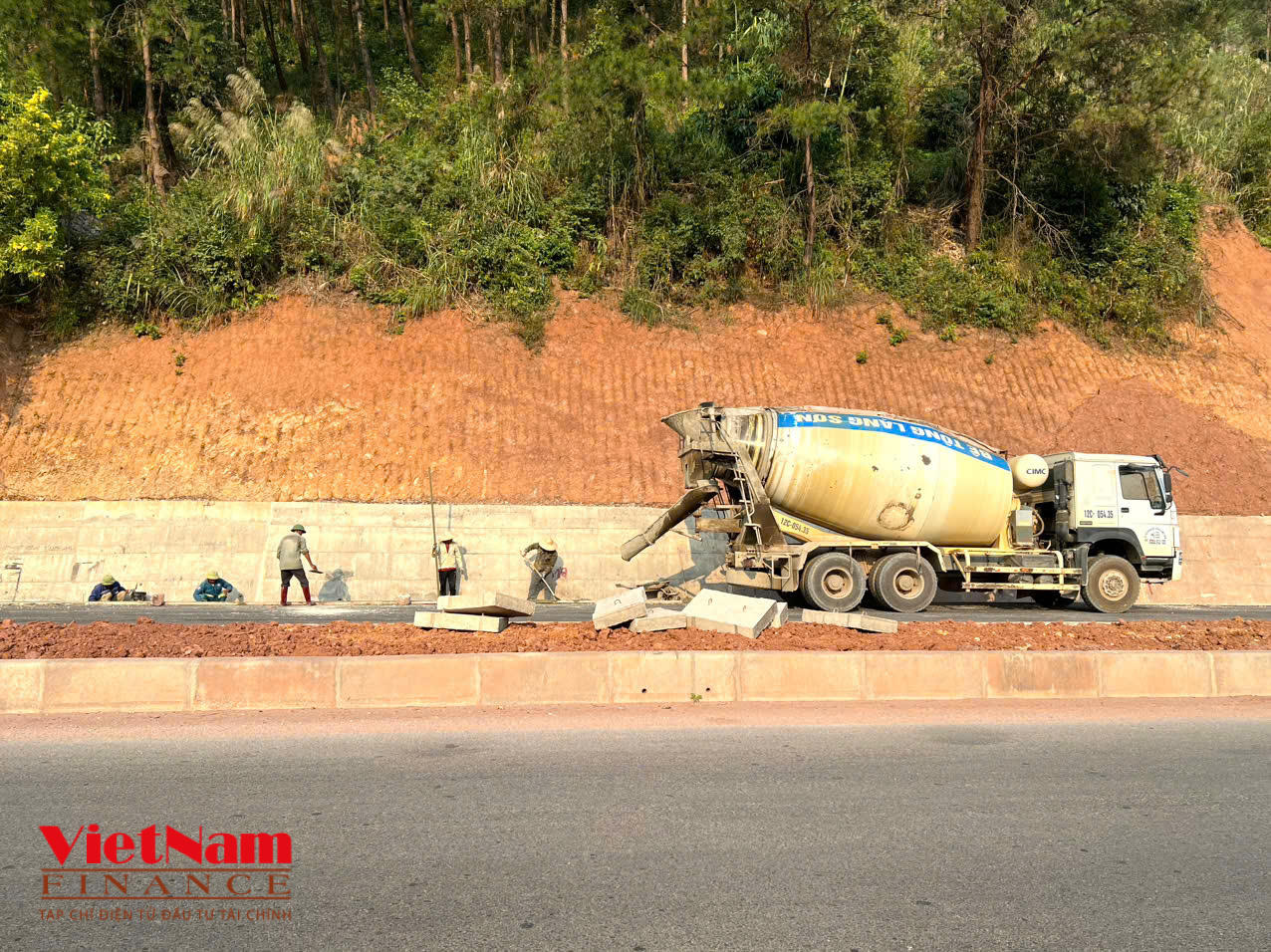 Một số hạng mục hoàn thiện đang được triển khai xây dựng