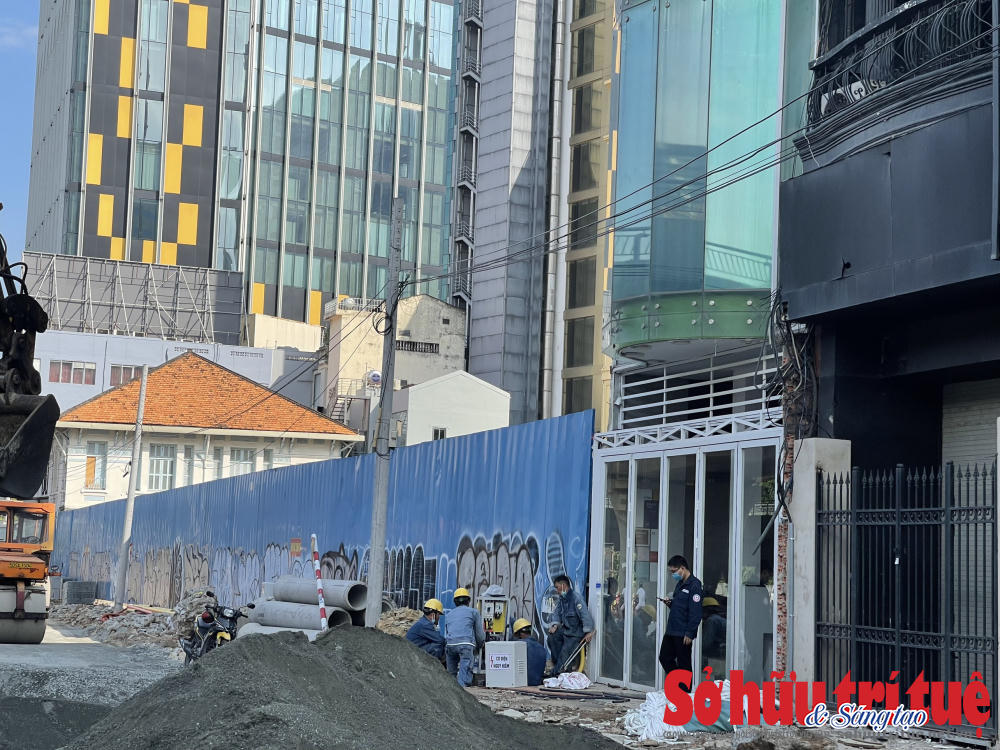 Các công nhân đang hoàn thiện hạng mục vỉa hè.