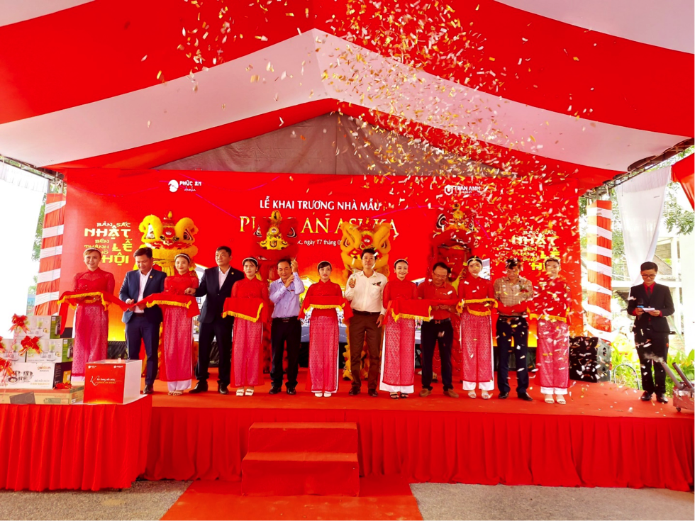 Đông đảo khách hàng tham dự lễ khai trương nhà mẫu Phúc An Asuka