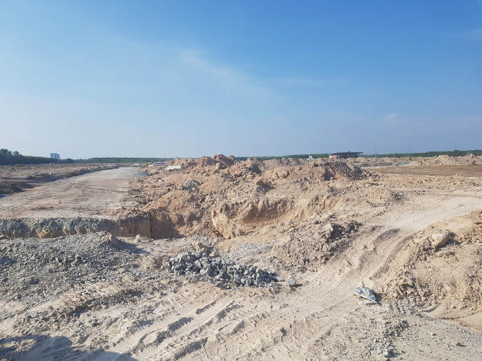 Những bãi đất lởm chởm tại Mega City 2 đang được các nhân viên mô giới 