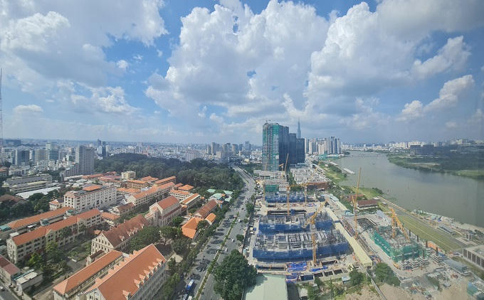 Trong bối cảnh nguy cơ lạm phát tăng, bất động sản vẫn được nhiều nhà đầu tư có xu hướng nắm giữ tài sản hơn là bán ra. Ảnh: Tấn Lợi &nbsp;