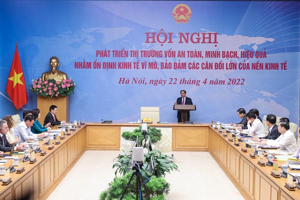 Hội nghị “Phát triển thị trường vốn an toàn, minh bạch, hiệu quả nhằm ổn định kinh tế vĩ mô, bảo đảm các cân đối lớn của nền kinh tế”. &nbsp;
