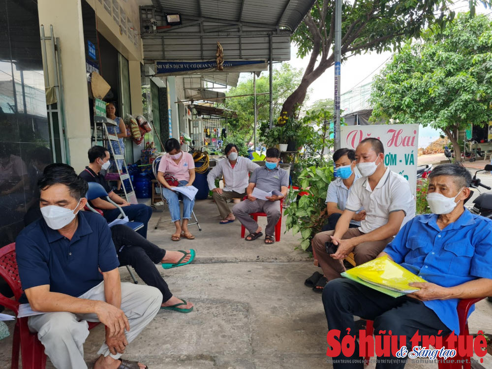 &nbsp; Hơn chục hộ dân sống ở khu dân cư Việt Sing của Tổng công ty Becamex IDC 10 năm trời không được cấp sổ đỏ. &nbsp;