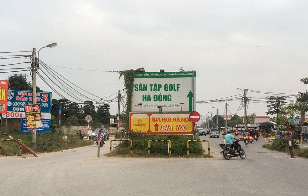 Những nhà hàng được xây dựng trên khu đất rộng bạt ngàn, những bãi đỗ xe, rửa xe... xuất hiện nhiều tua tủa tại khu đất Dự án công viên thể thao cây xanh Hà Đông. Ảnh: Báo Tài nguyên và Môi trường &nbsp;