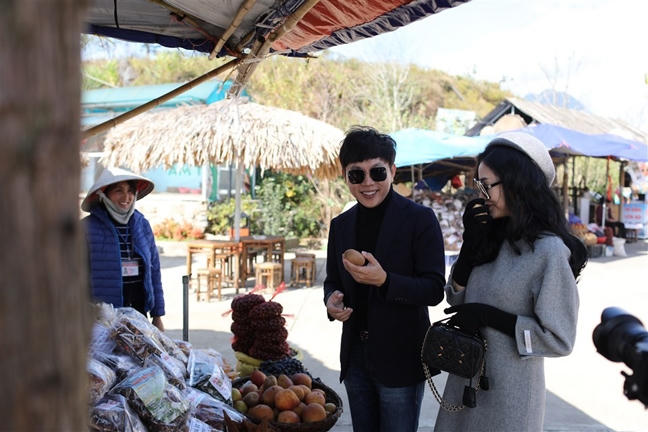 Hang ngan du khach do ve Fansipan, hao huc check-in cay thong anh sang khong lo