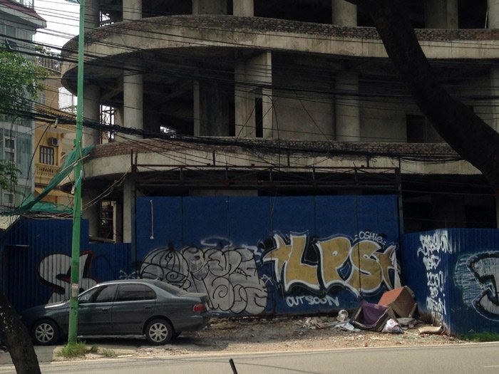 Tòa nhà bỏ hoang hơn thập kỷ trên đất vàng Hồ Tây