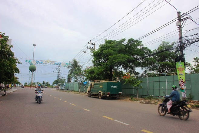 Vì sao “đất vàng” trị giá 200 triệu/m2 bị rào tôn, cây cỏ bủa vây? hình ảnh 6