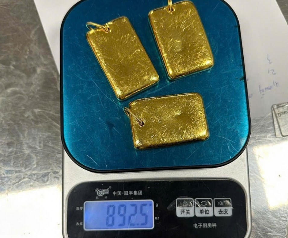 Phát hiện gần 900 gram vàng trị giá hơn 3 tỷ đồng được giấu trong balo tại sân bay Nội Bài - ảnh 1