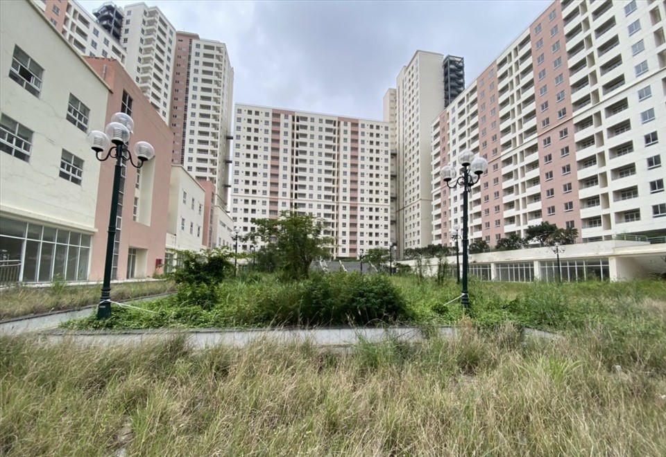 Khu nhà ở tái định cư hoang vắng, không có bóng dáng người dân dọn vào ở &nbsp;