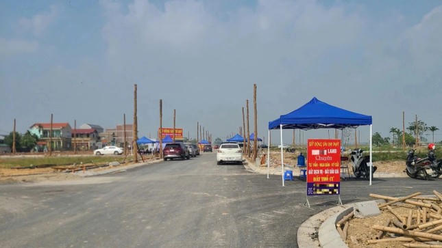 Môi giới dựng lều tại khu đất đấu giá huyện Thanh Oai để tư vấn khách hàng mua chênh.