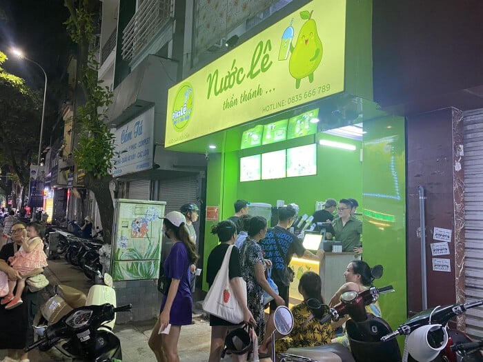 Một cửa hàng Nước Lê nằm trên phố Đội Cấn, Hà Nội.