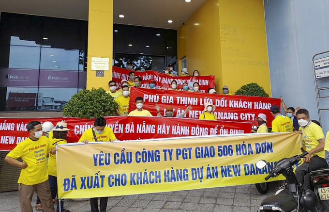 Nhiều khách hàng căng băng rôn trước công ty Phú Gia Thịnh để đòi quyền lợi &nbsp;
