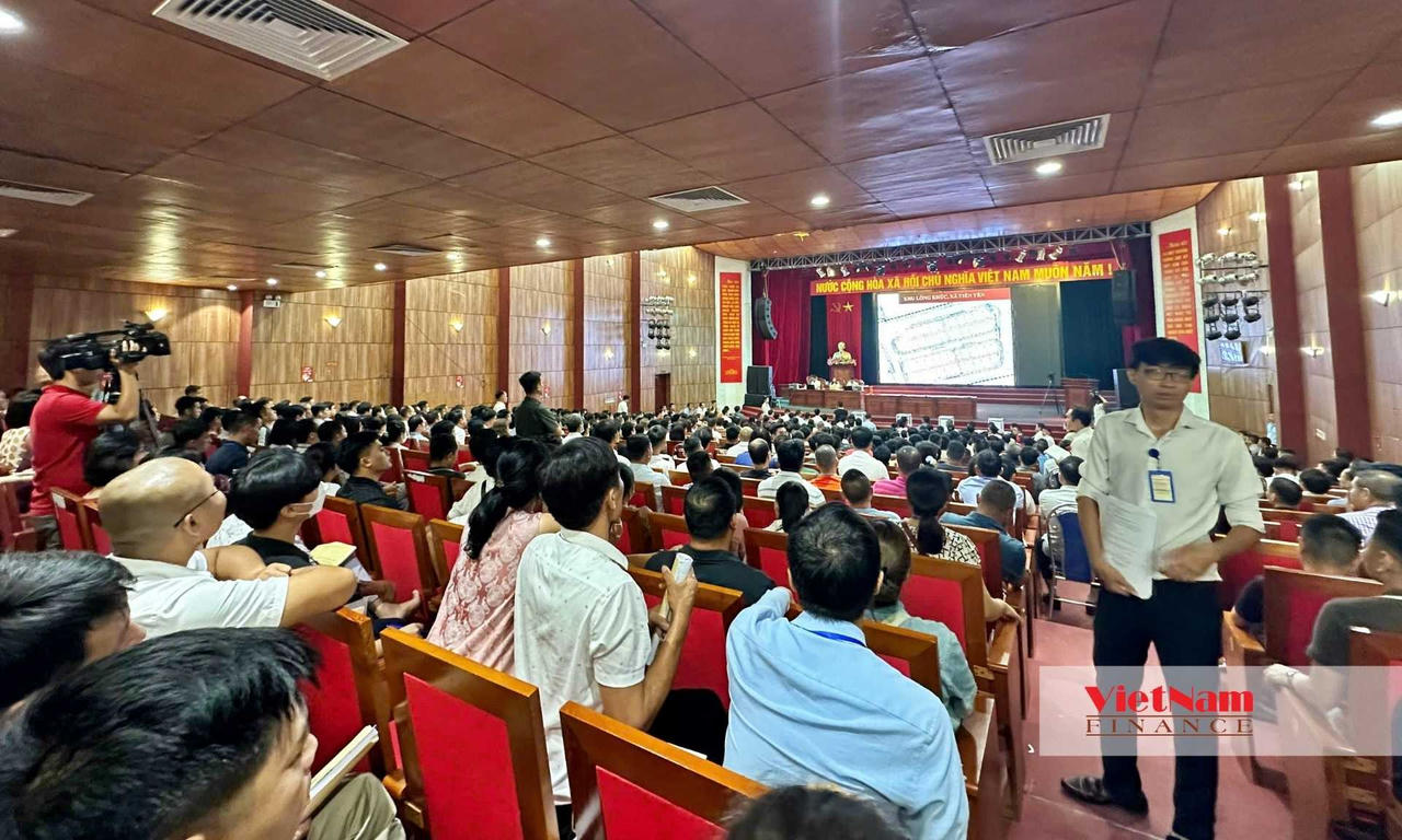 Sáng nay (19/8), tại Nhà văn hoá huyện Hoài Đức, Công ty Đấu giá Hợp danh Số 5 - Quốc gia đã cùng Trung tâm phát triển quỹ đất huyện Hoài Đức tổ chức đấu giá 19 lô đất (LK03 và LK04) tại khu Lòng Khúc, xã Tiền Yên, huyện Hoài Đức, thành phố Hà Nội.