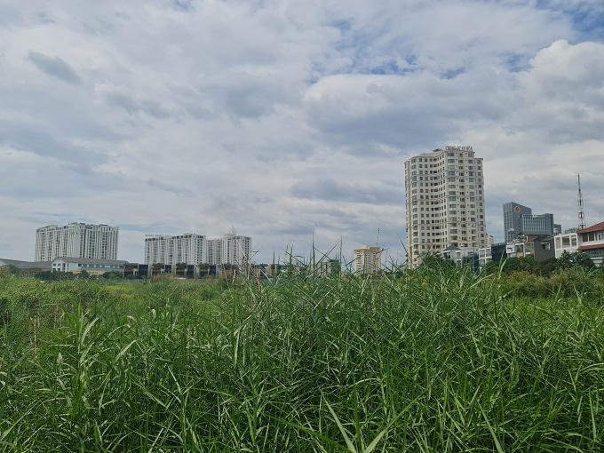 Nhiều ý kiến cho rằng, vẫn còn nhiều rào cản kìm hãm đà phục hồi của thị trường bất động sản. Ảnh:T.L &nbsp;