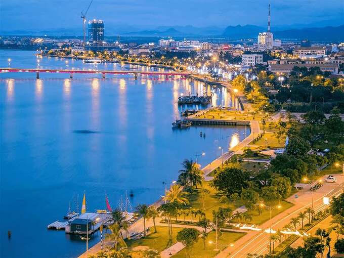 Một góc thành phố Đồng Hới lung linh ảo diệu về đêm. Ảnh: Báo Pháp luật Việt Nam &nbsp;