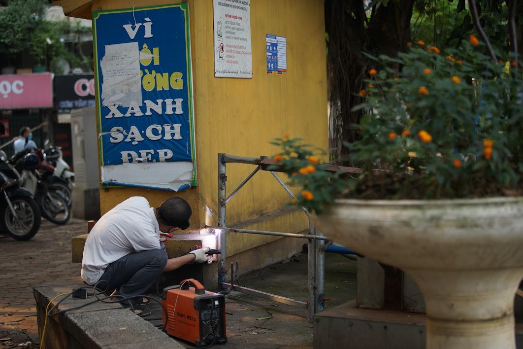 Hà Nội: Dựng rào chắn, treo biển cảnh báo không tụ tập nơi công cộng