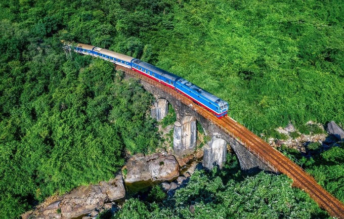 Cung đường sắt qua đèo Hải Vân được đánh giá là cung đường sắt đẹp nhất Việt Nam. Ảnh: Nguyễn T.A Phong &nbsp;