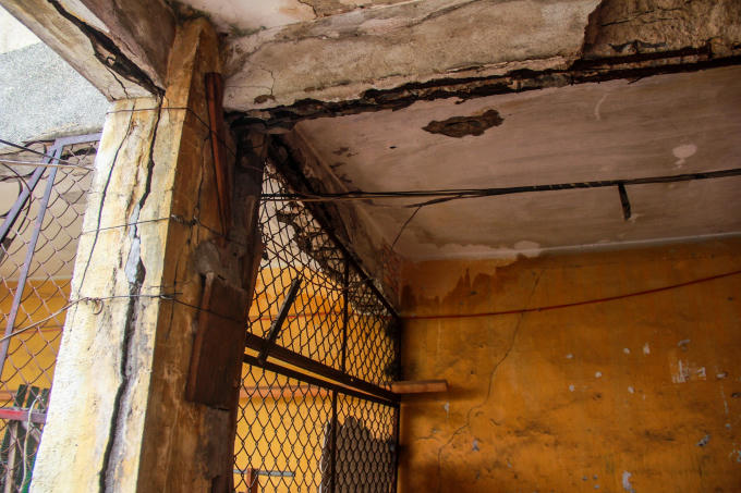 Người Sài Gòn sống trong chung cư xuống cấp, tường nhà nứt toác phải cột bằng dây kẽm, đổ sập bất cứ lúc nào