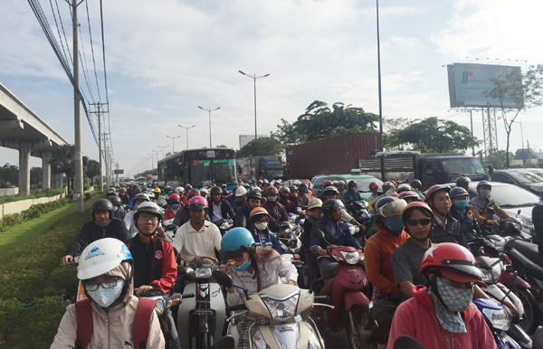 Ngàn xe chôn chân, nút cứng cửa ngõ Sài Gòn từ sáng tới trưa