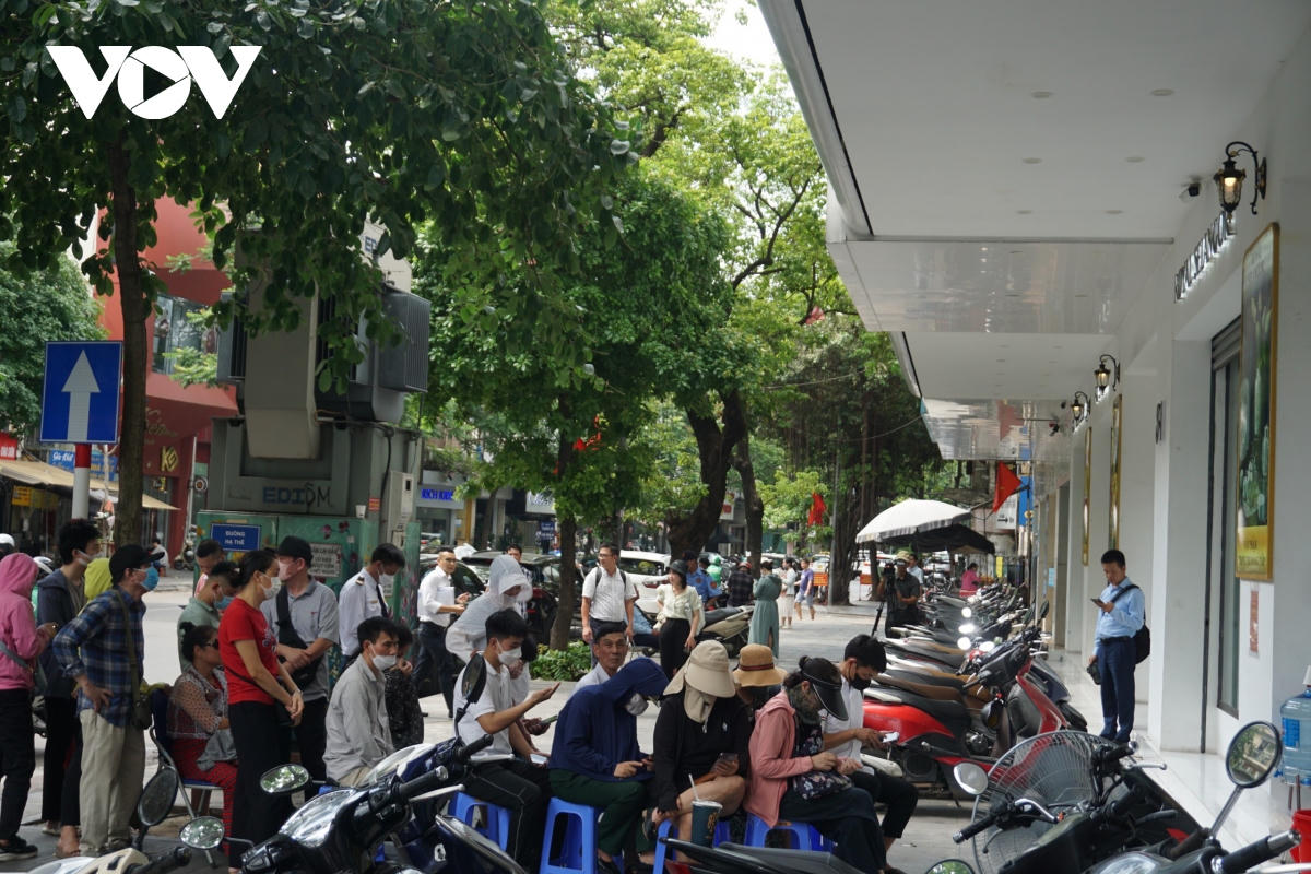 Ngày đầu ngân hàng bán vàng: Hết hàng sau 15 phút, khách mua 'thất vọng'