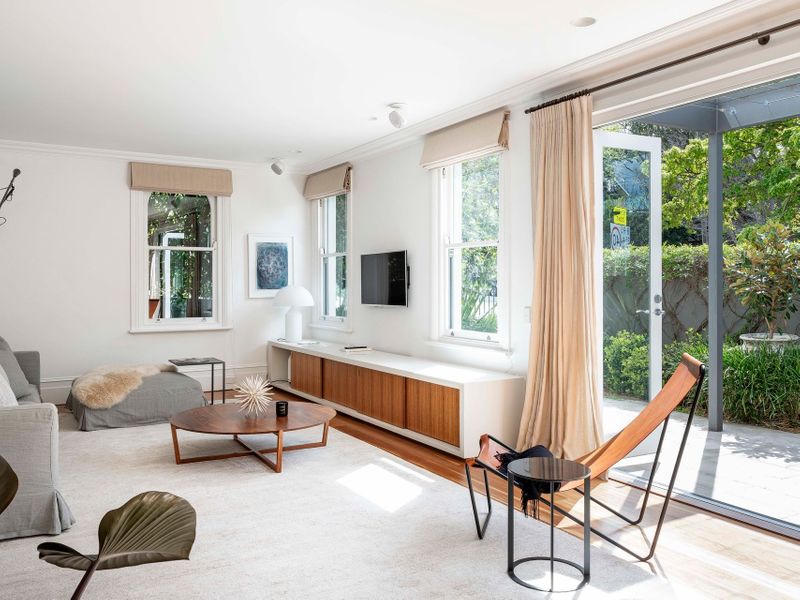 5 nguyên tắc đặt TV cỡ lớn trong phòng khách nhỏ khiến nhà thoáng rộng bất ngờ