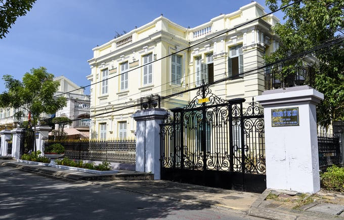 Khám phá dinh thự 400 tỷ “made in Paris” của đại gia nức tiếng miền Tây