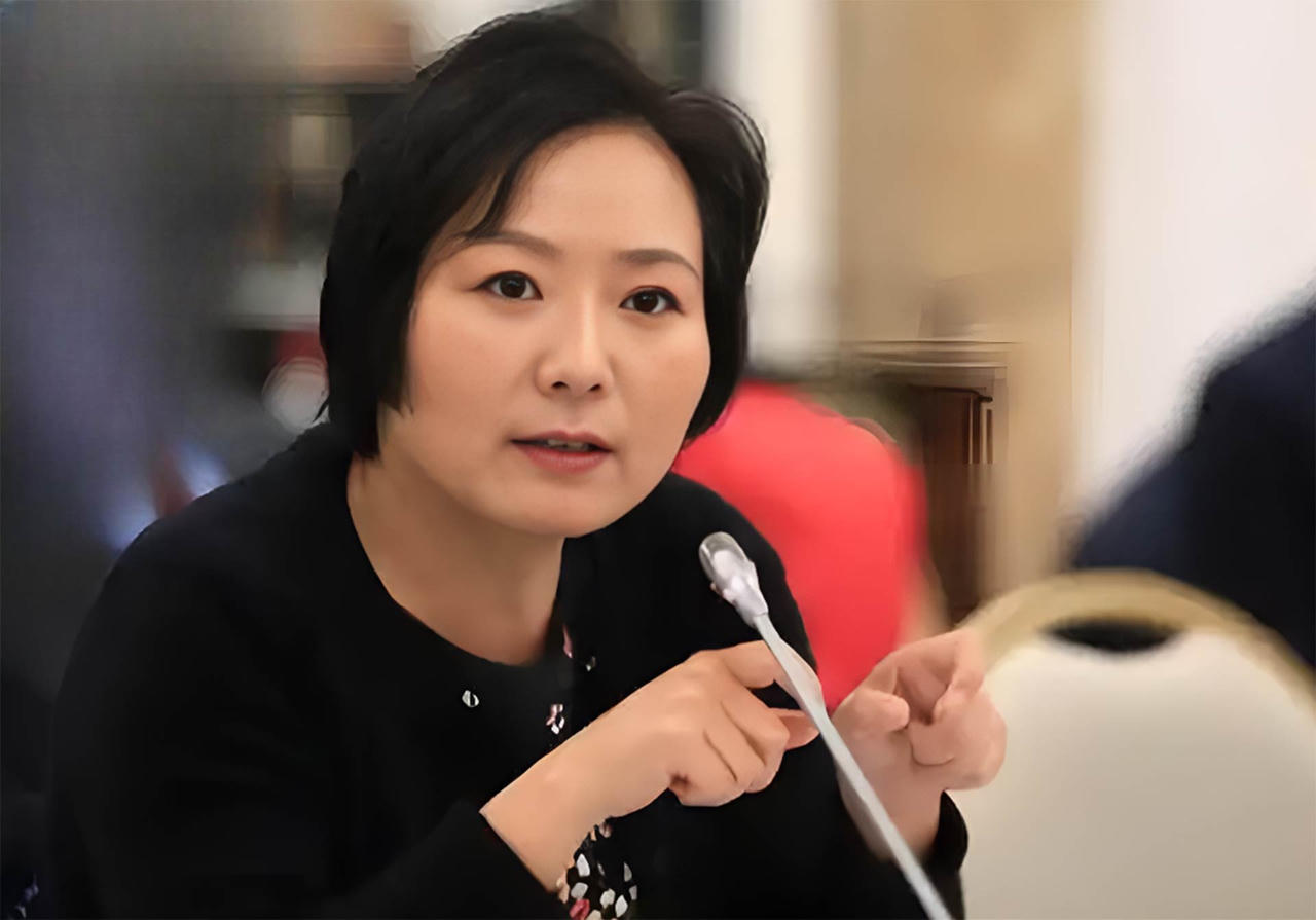 Thành công của Ngô Á Quân bắt nguồn từ tính cách cẩn trọng, luôn chú ý đến từng chi tiết nhỏ nhất và biết cách xây dựng mối quan hệ hài hòa với cộng đồng. Ảnh: Baidu