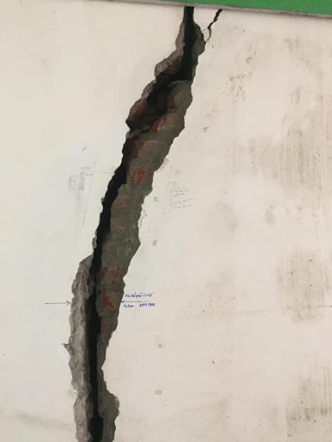 Nha nut toac canh cong trinh chung cu: Thong tin nguoc