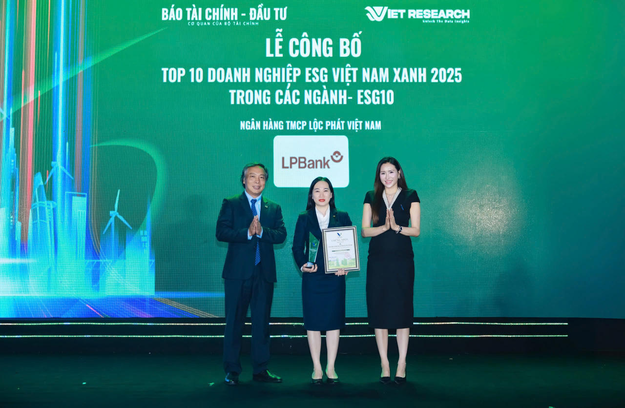 Bà Nguyễn Thị Vui, Thành viên Ban điều hành (đứng giữa) đại diện LPBank nhận giải Top 10 Ngân hàng – ESG Việt Nam xanh 2025 &nbsp;