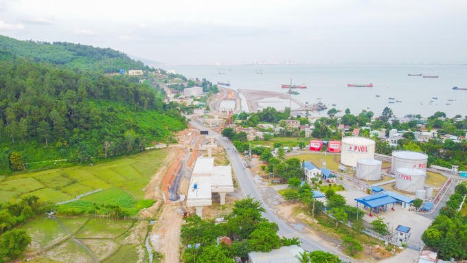 Tuyến đường vận tải chuyên dụng kết nối cảng Liên Chiểu đang thi công. Ảnh: Hoàng Sơn &nbsp;