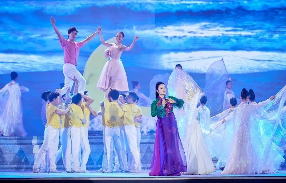 Chương trình nghệ thuật được đầu tư bài bản, hoành tráng với sự tham gia của nhiều nghệ sỹ tên tuổi. &nbsp;