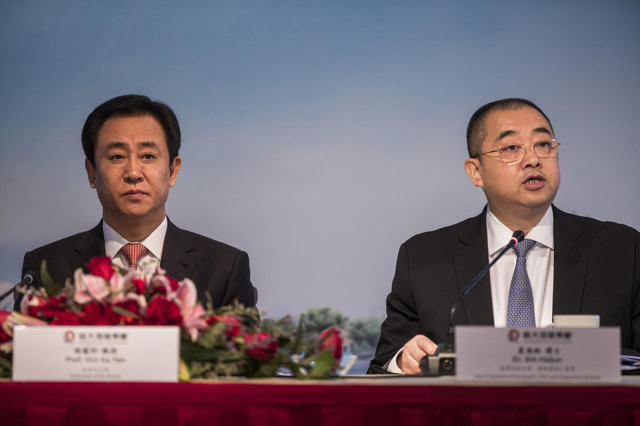 Ông Xia Haijun (phải) được coi là cánh tay đắc lực của ông Hứa Gia Ấn tại Evergrande.