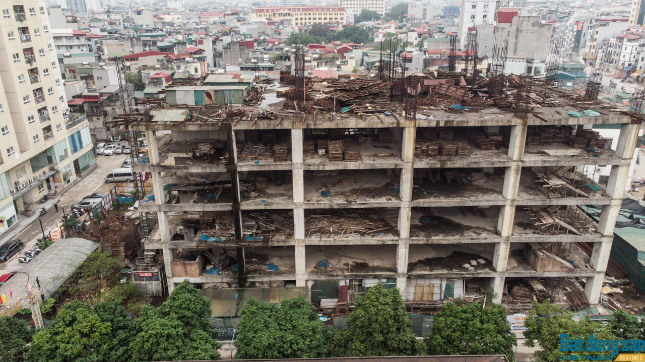 Nằm trên mặt đường Minh Khai (Hà Nội), mảnh đất "vàng" 13.000m2 của Công ty Cổ phần May Thăng Long đến nay mới chỉ sử dụng được một phần, phần còn lại vẫn là một toà nhà xây dang dở. &nbsp;