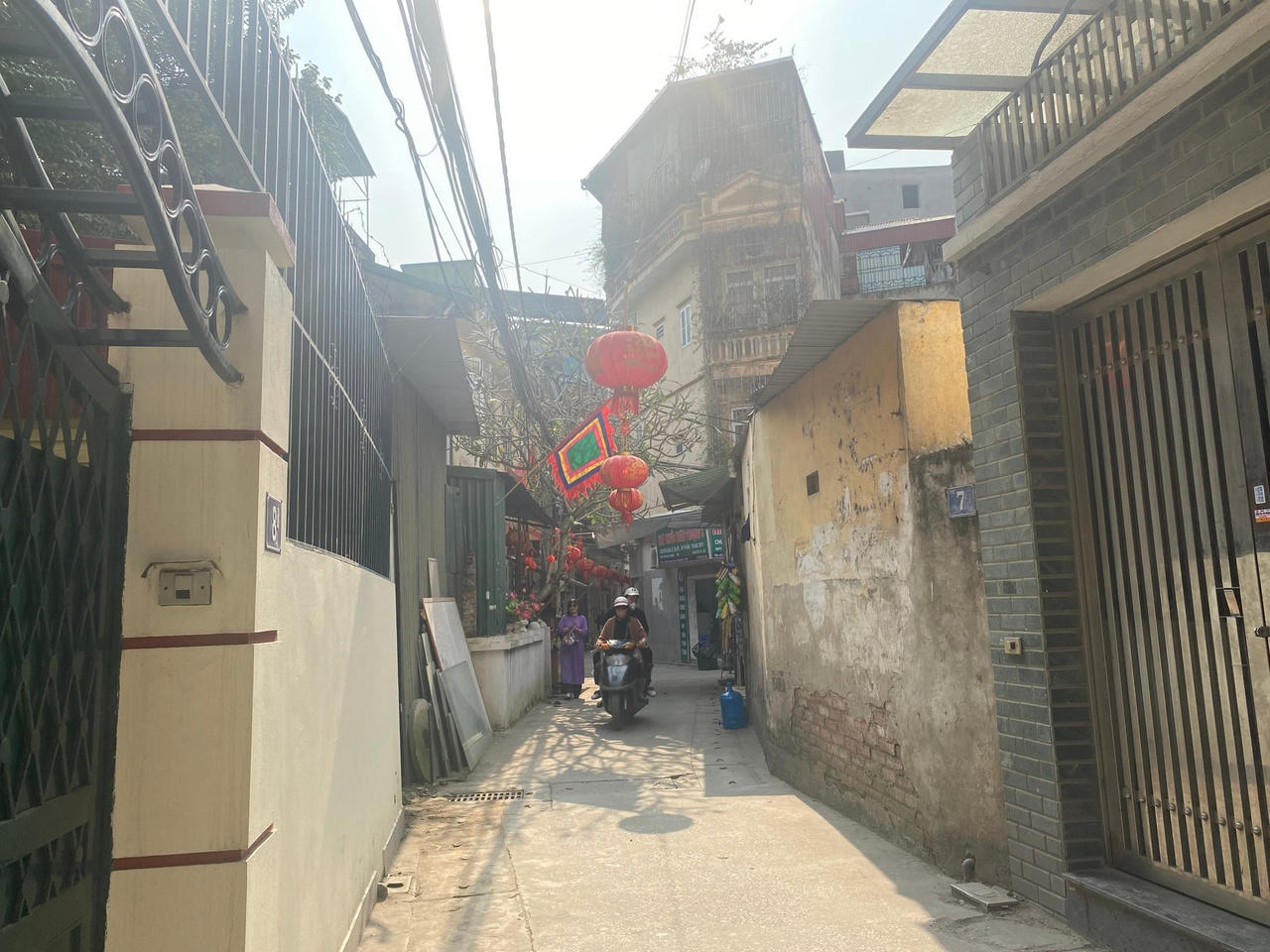 Một căn nhà phố nằm trong ngõ khá sâu, phố Bùi Xương Trạch, Quận Thanh Xuân, Hà Nội có giá bán 5-6 tỷ đồng cho diện tích khoảng gần 40 m2. Ảnh: Xuân Thạch &nbsp;