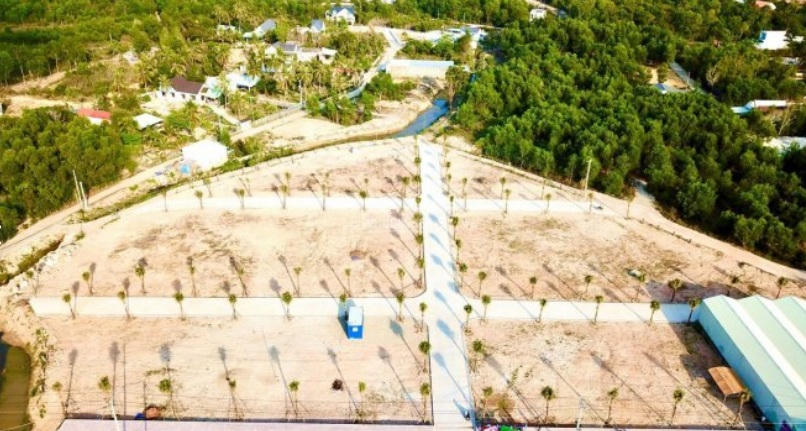 Nhiều thửa đất nông nghiệp hiện nay ở Phú Quốc được chủ đầu tư, môi giới hứa hẹn sẽ chuyển mục đích được sang thổ cư. Tuy nhiên,&nbsp; trên sổ đỏ không có mặt tiền đường, nên không đáp ứng điều kiện chuyển đổi mục đích sử dụng đất.&nbsp;Những khu đất này được "xây lụi"&nbsp;đường bê tông trái phép, trên đất nông nghiệp,&nbsp;nếu không xem xét kỹ, người mua sẽ bị lừa. &nbsp;